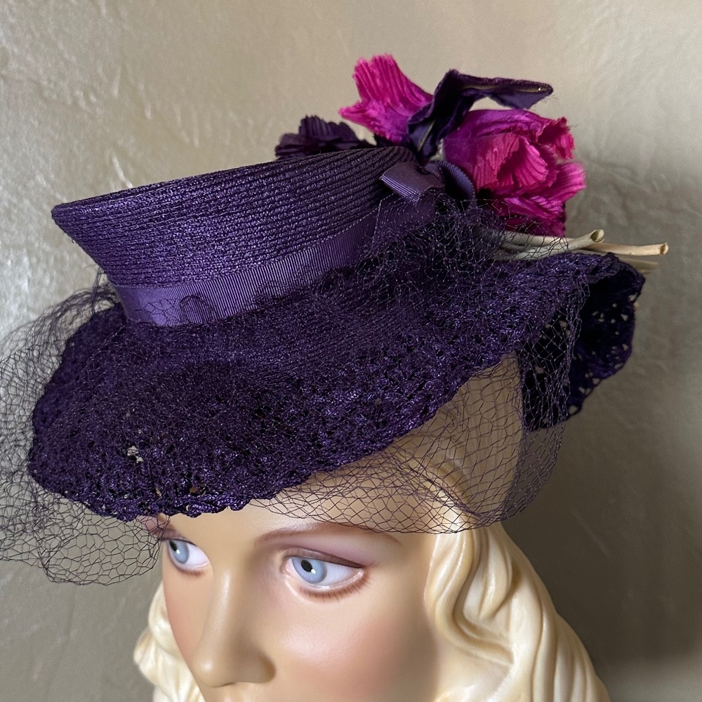 FABULOUS 1940s' PURPLE FEDORA/ "CROCHETED" BRIM + FABRIC FLOWERS & MATCHING VEIL - Picture 2 of 14